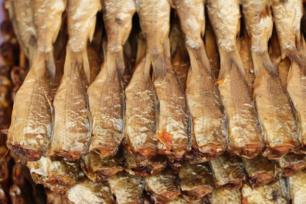 Gegrillter Fisch schmeckt beim Streetfood — Stockfoto