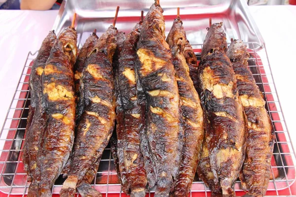 Ikan panggang sangat enak di makanan jalanan. — Stok Foto