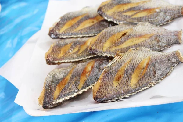 El pescado frito es sabroso en la comida callejera — Foto de Stock