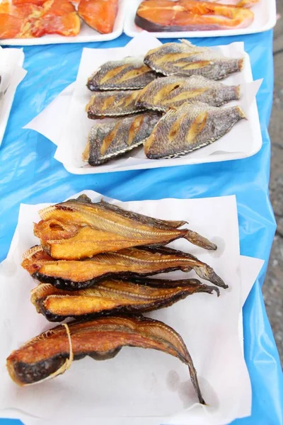 튀긴 생선은 길거리 음식에서 맛 있는 — 스톡 사진