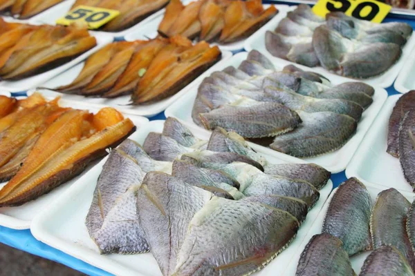 Gedroogde vis voor het koken op straat eten — Stockfoto