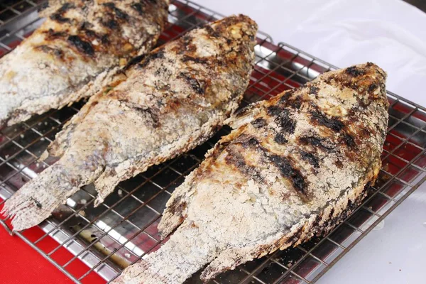 El pescado a la parrilla es delicioso en la comida callejera — Foto de Stock