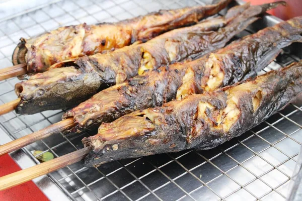 Gegrillter Fisch schmeckt beim Streetfood — Stockfoto