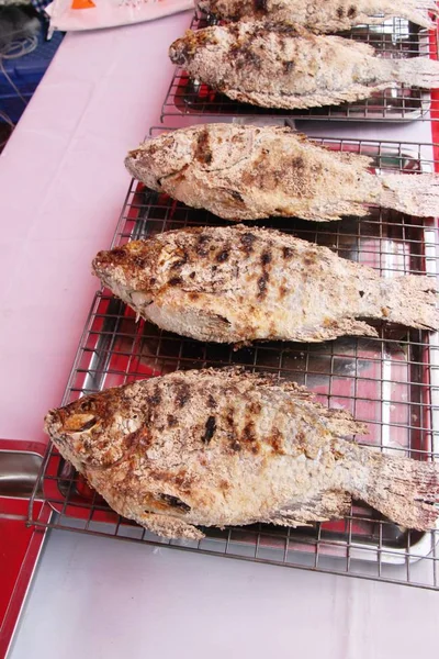 Ikan panggang sangat enak di makanan jalanan. — Stok Foto