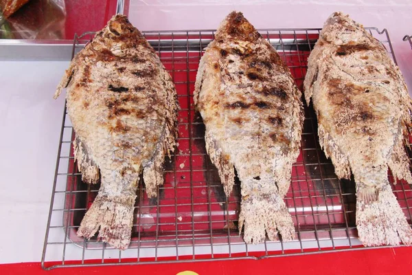 Peixe grelhado é delicioso na comida de rua — Fotografia de Stock