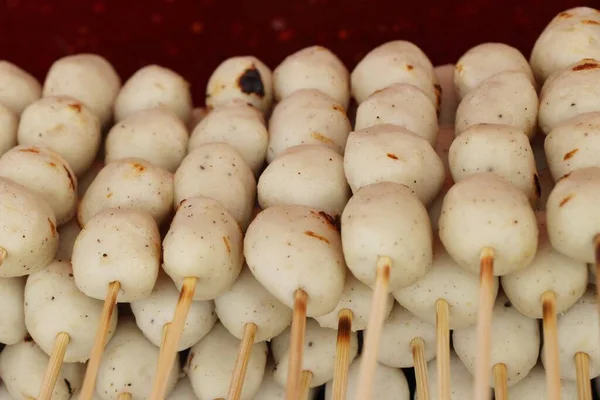 Polpette alla griglia è delizioso al cibo di strada — Foto Stock