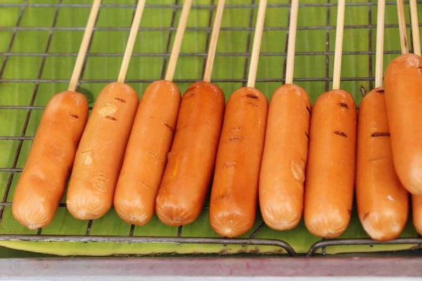 Salsiccia alla griglia è delizioso al cibo di strada — Foto Stock