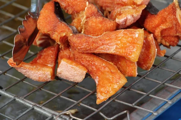 El pescado frito es sabroso en la comida callejera — Foto de Stock