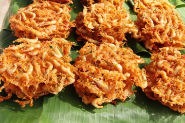 Kızarmış karides lezzetli kek içinde belgili tanımlık çarşı