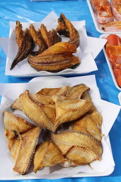 Gebakken vis is lekker op straat eten — Stockfoto