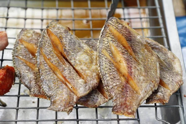 O peixe frito é saboroso na comida de rua — Fotografia de Stock