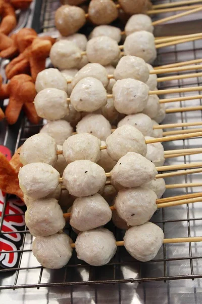 Polpette alla griglia è delizioso al cibo di strada — Foto Stock