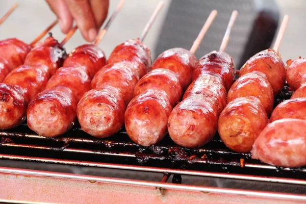 Grillwurst asiatisch lecker beim Streetfood — Stockfoto