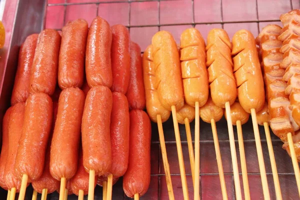 La salsiccia fritta è deliziosa al cibo di strada — Foto Stock