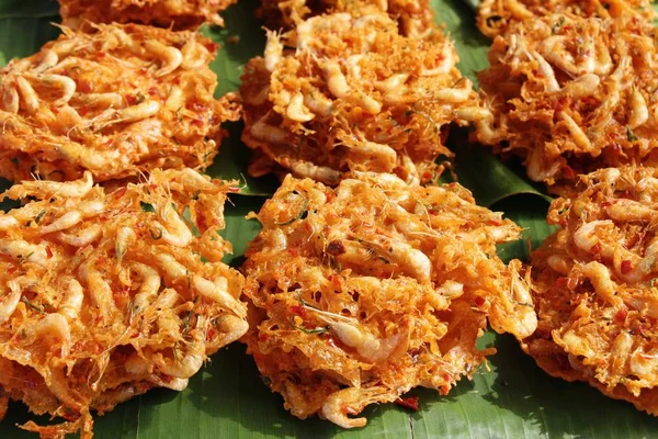 Pastel de camarones fritos delicioso en el mercado —  Fotos de Stock