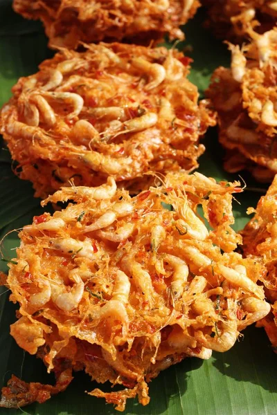 Pastel de camarones fritos delicioso en el mercado —  Fotos de Stock