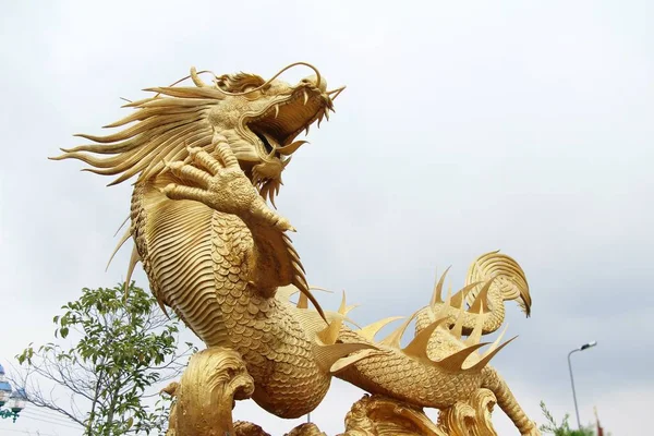 Estátuas de dragão em templos na natureza — Fotografia de Stock
