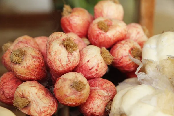 Chalota - cebola vermelha asiática em comida de rua — Fotografia de Stock