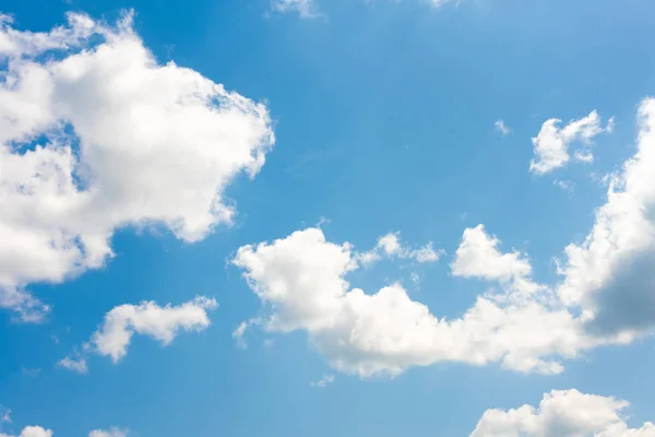 Fondo cielo azul de verano. una nube parece un depredador en el cielo. Concepto de sueño de miedo Imagen de archivo