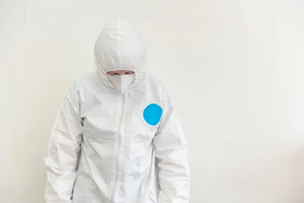 Doktorun Coronavirus salgınından başını eğdiği ön manzara, eldivenler, maske, koruyucu giysi. Covid 19 duygusal tepki. Yüzü olmadan. Boşluğu Kopyala
