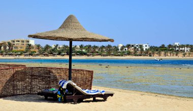 Marsa Alam Mısırdaki plaj şemsiyesi