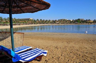 Marsa Alam Mısırdaki plaj şemsiyesi