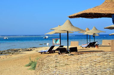 Marsa Alam Mısırdaki plaj şemsiyesi