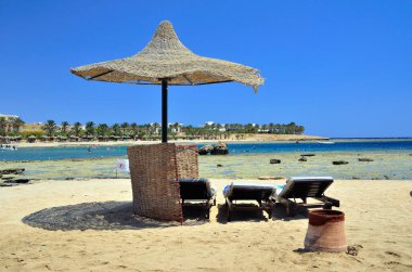 Marsa Alam Mısırdaki plaj şemsiyesi