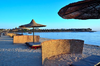 Marsa Alam Mısırdaki plaj şemsiyesi