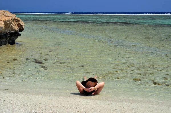 Vrouw Met Hoed Een Strand Marsa Alam Egypt — Stockfoto