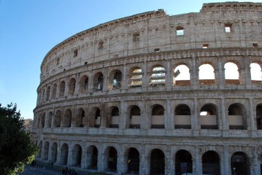 Kolezyum, Roma 'nın en popüler turistik merkezlerinden biridir. 