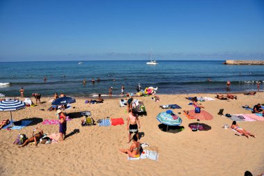 Sicilya köyünün güzel kumlu plajı. Birçok turist için bir varış noktası. Sep 28 2019 Cefalu İtalya.
