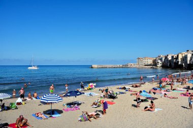 Sicilya köyünün güzel kumlu plajı. Birçok turist için bir varış noktası. Sep 28 2019 Cefalu İtalya.