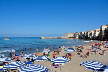 Sicilya köyünün güzel kumlu plajı. Birçok turist için bir varış noktası. Sep 28 2019 Cefalu İtalya.