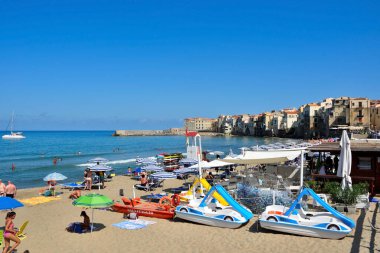 Sicilya köyünün güzel kumlu plajı. Birçok turist için bir varış noktası. Sep 28 2019 Cefalu İtalya.