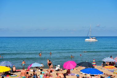 Sicilya köyünün güzel kumlu plajı. Birçok turist için bir varış noktası. Sep 28 2019 Cefalu İtalya.