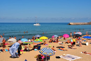 Sicilya köyünün güzel kumlu plajı. Birçok turist için bir varış noktası. Sep 28 2019 Cefalu İtalya.
