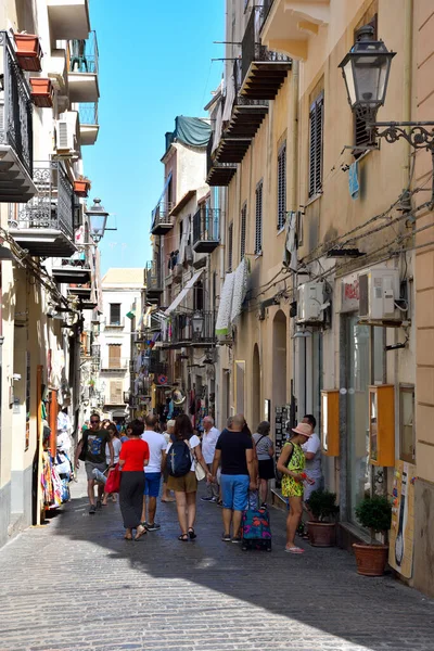 2019 일에는 관광객들의 시실리안 목적지의 역사적 중심지 이탈리아 — 스톡 사진
