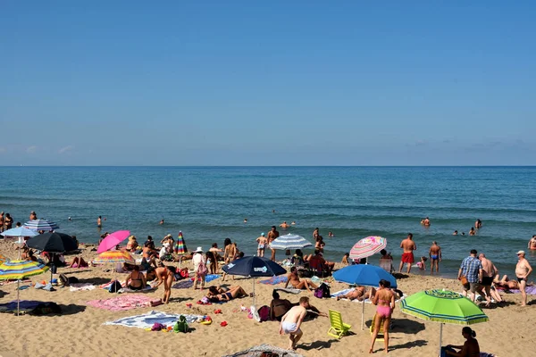 Krásná Písečná Pláž Sicilské Vesnice Destinace Pro Mnoho Turistů 2019 — Stock fotografie