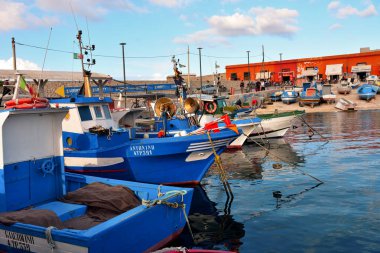 Limandaki tekne ve balıkçı tekneleri. 26 Sep 2019 Favignana Sicilya