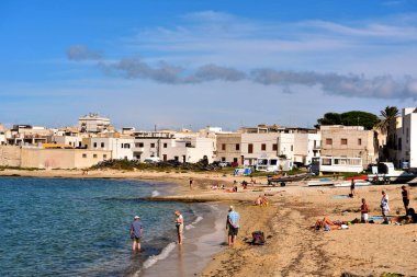 Köyün panoraması ve plajda turistler. Sep 26, 2019 Favignana Sicilya