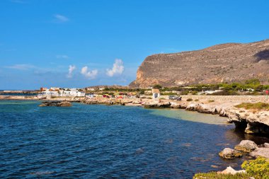 Sahilde turistlerin ve banyocuların sahili. 26 Eylül 2019 En İyi Sicilya İtalya