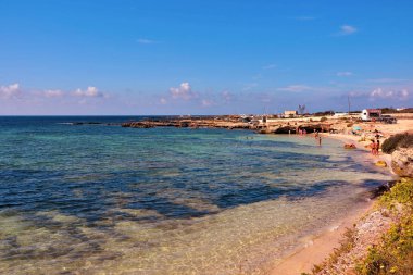 Sahilde turistlerin ve banyocuların sahili. 26 Eylül 2019 En İyi Sicilya İtalya