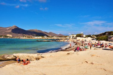 Sahilde turistlerin ve banyocuların sahili. 26 Eylül 2019 En İyi Sicilya İtalya
