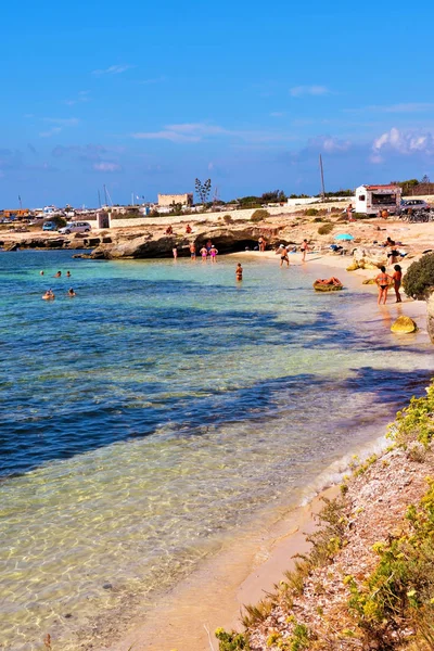 Sahilde turistlerin ve banyocuların sahili. 26 Eylül 2019 En İyi Sicilya İtalya