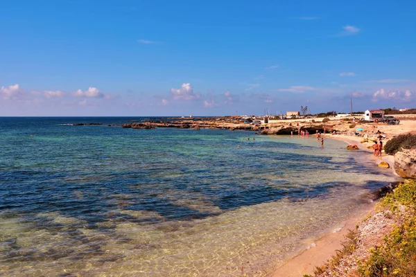 Sahilde turistlerin ve banyocuların sahili. 26 Eylül 2019 En İyi Sicilya İtalya