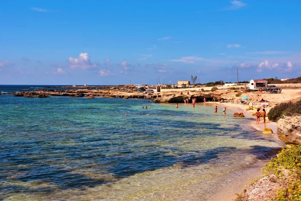 Panorama Coast Island Tourists Bathers Beach Σεπτέμβριος 2019 Favignana Sicily — Φωτογραφία Αρχείου