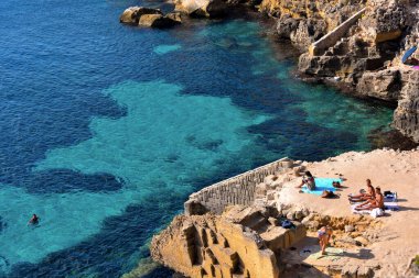 Sahilde turistlerin ve banyocuların sahili. 26 Eylül 2019 En İyi Sicilya İtalya