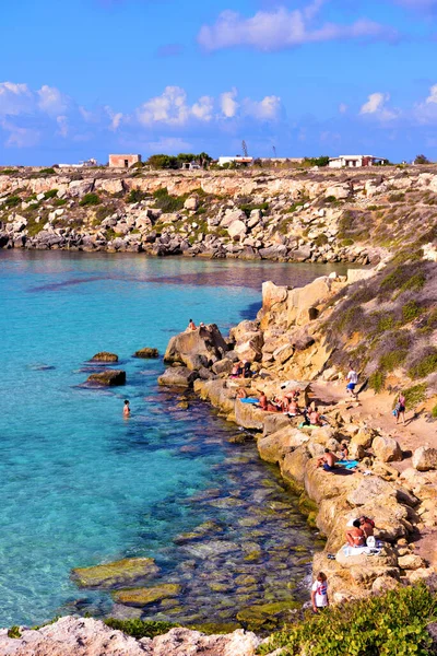 Панорама Узбережжя Острова Туристів Купання Пляжі Sep 2019 Favignana Sicily — стокове фото