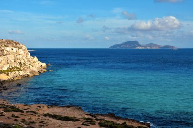 Favignana adası ve ufukta Trapani Sicilya 'nın Levanzo ili adası görünüyor.